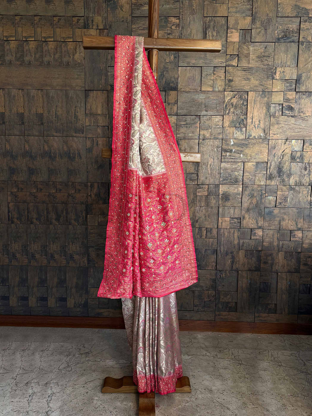 Delicate Kalamkari weaving combined with stunning Zari detailing and handwork creates this exquisite saree. Ideal for grand events and weddings, this saree ensures you shine with grace and sophistication.