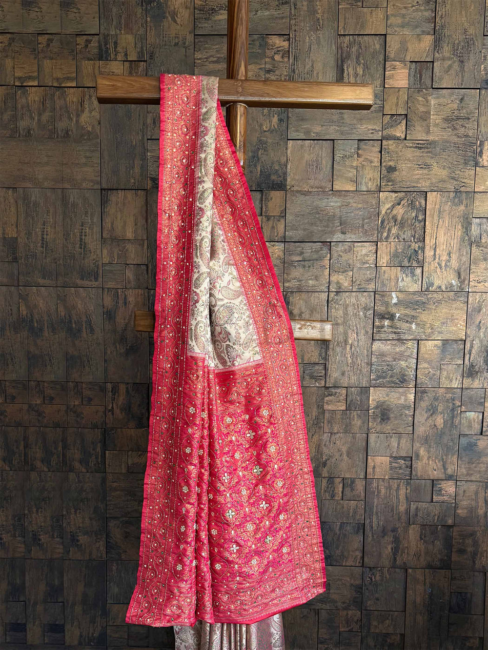 Crafted with care, this Cream-Pink Kalamkari Saree showcases detailed Zari Work and hand-embellished artistry, making it ideal for grand events. Its refined design adds a regal touch to any celebration.