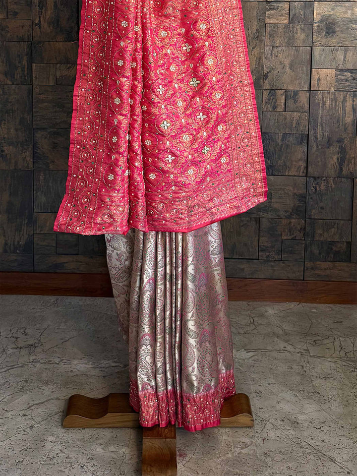 This Cream-Pink Kalamkari Saree, adorned with opulent Zari and intricate handwork, brings heritage to life with a touch of luxury. Perfect for festive occasions and weddings, it enhances your charm with every step.