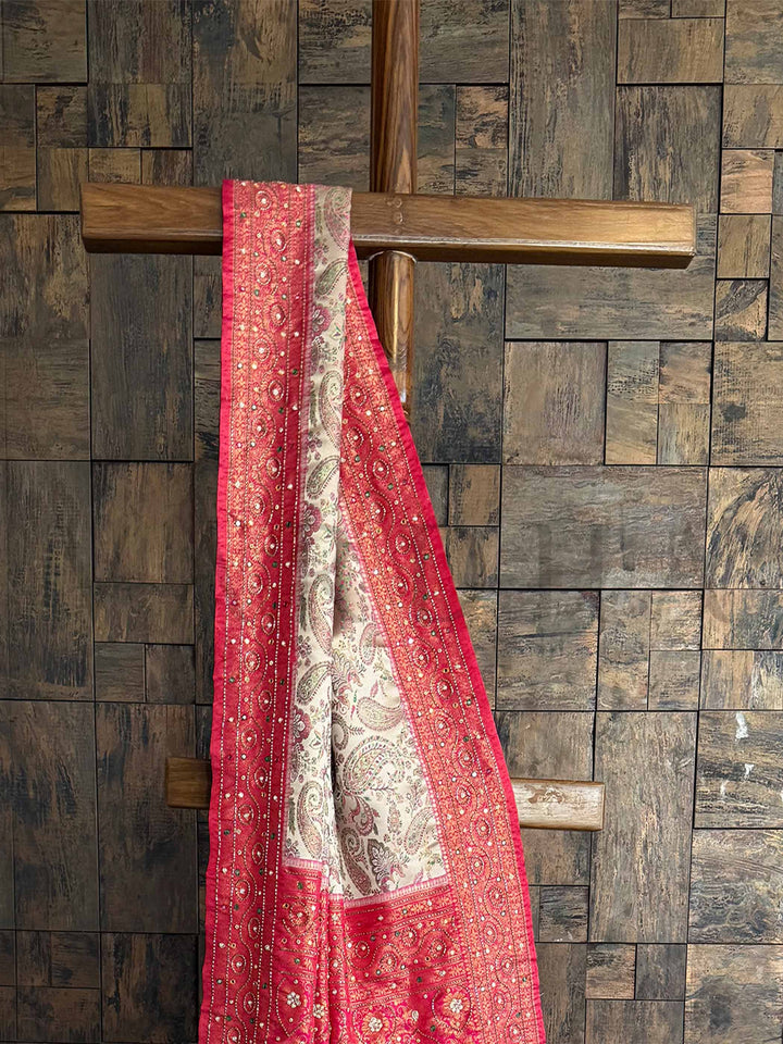This Cream-Pink Kalamkari Saree with intricate Zari Work and Handwork Embellishments offers a timeless fusion of traditional artistry and luxurious appeal. Perfect for cultural celebrations, it will elevate your look with elegance and charm.