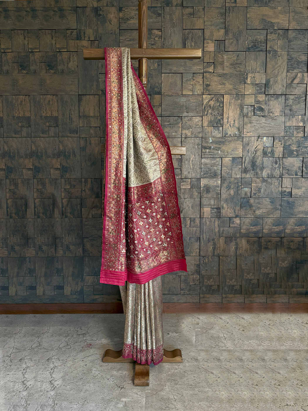 This Cream-Wine Kalamkari Saree, enhanced with intricate Zari Work and exquisite handwork embellishments, brings a regal touch to any grand occasion. Perfect for weddings, festivals, and cultural celebrations, it adds sophistication to your ethnic wardrobe.