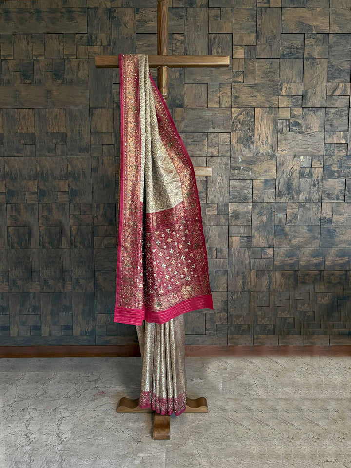 This Cream-Wine Kalamkari Saree, enhanced with intricate Zari Work and exquisite handwork embellishments, brings a regal touch to any grand occasion. Perfect for weddings, festivals, and cultural celebrations, it adds sophistication to your ethnic wardrobe.