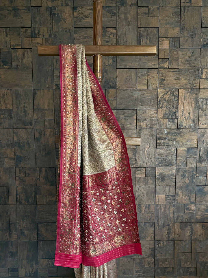 This Cream-Wine Kalamkari Saree, featuring intricate Zari and handwork embellishments, is a perfect blend of tradition and luxury. Designed to stand out, it is ideal for weddings, festivals, and cultural events, bringing grace and sophistication to your look.