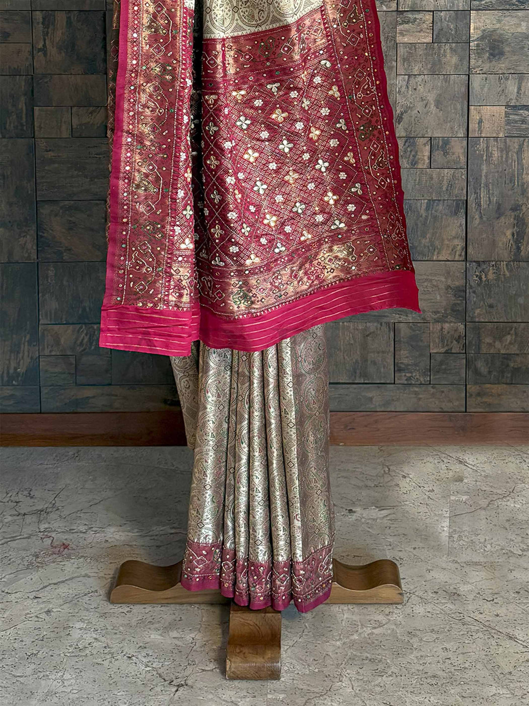 The handwoven Kalamkari art, paired with opulent Zari detailing and handwork embellishments, makes this saree a true statement piece. Ideal for special events, it exudes timeless beauty and cultural elegance.