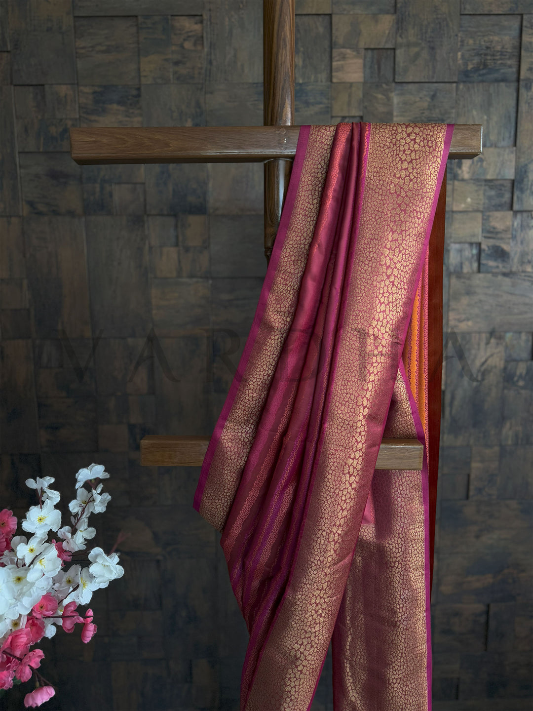 House of Vardha Wine Silk Saree – Perfect for Weddings and Celebrations
Traditional Wine Tanchoi Saree with All-Over Brocade Weave and Smooth Drape