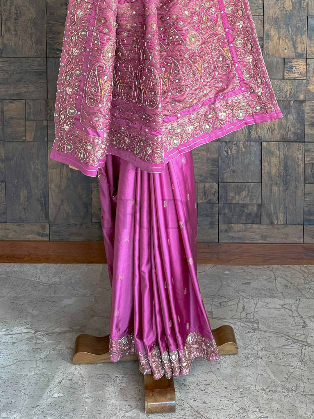Sophisticated lilac Banarasi Jamawar saree with satin silk finish and hand-embroidered buttis, exuding charm and tradition