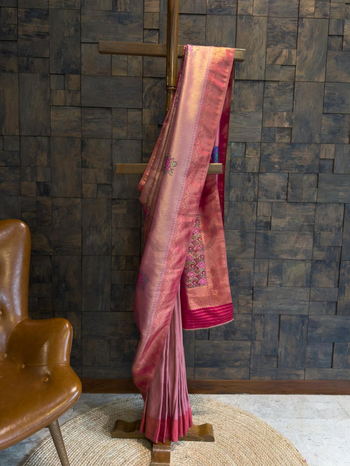 Lilac pink kalamkari art silk saree featuring digital floral pallu with golden woven border for ethnic occasions., Close-up of floral kalamkari motifs woven into shimmering pink silk base with radiant gold border detailing