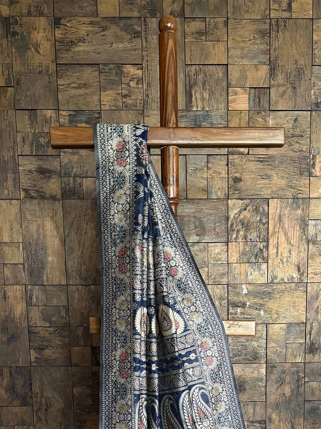 Traditional Teal Green Lucknowi Chikankari Saree with Handcrafted Embroidery and an Entrancing Blouse, perfect for Special Occasions and Elegant Gatherings.