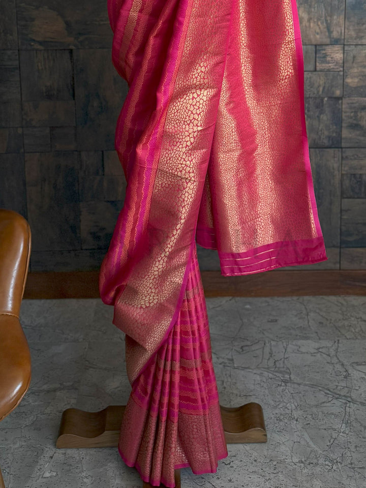Exquisite Rani Pink Tanchoi Silk Saree with Intricate Thread Weaving