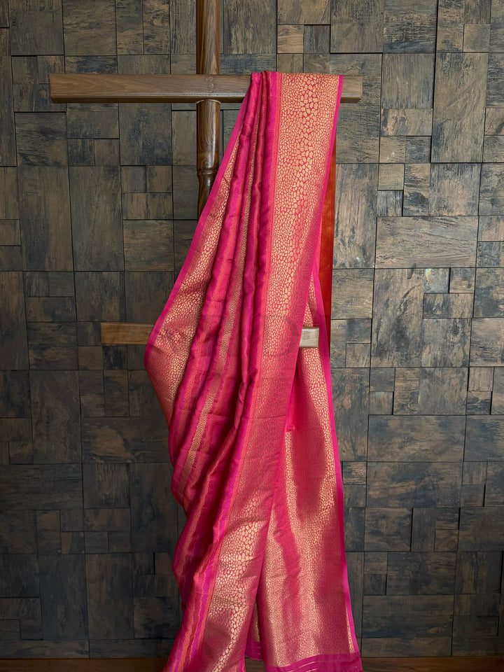 Exquisite Rani Pink Tanchoi Silk Saree with Intricate Thread Weaving
