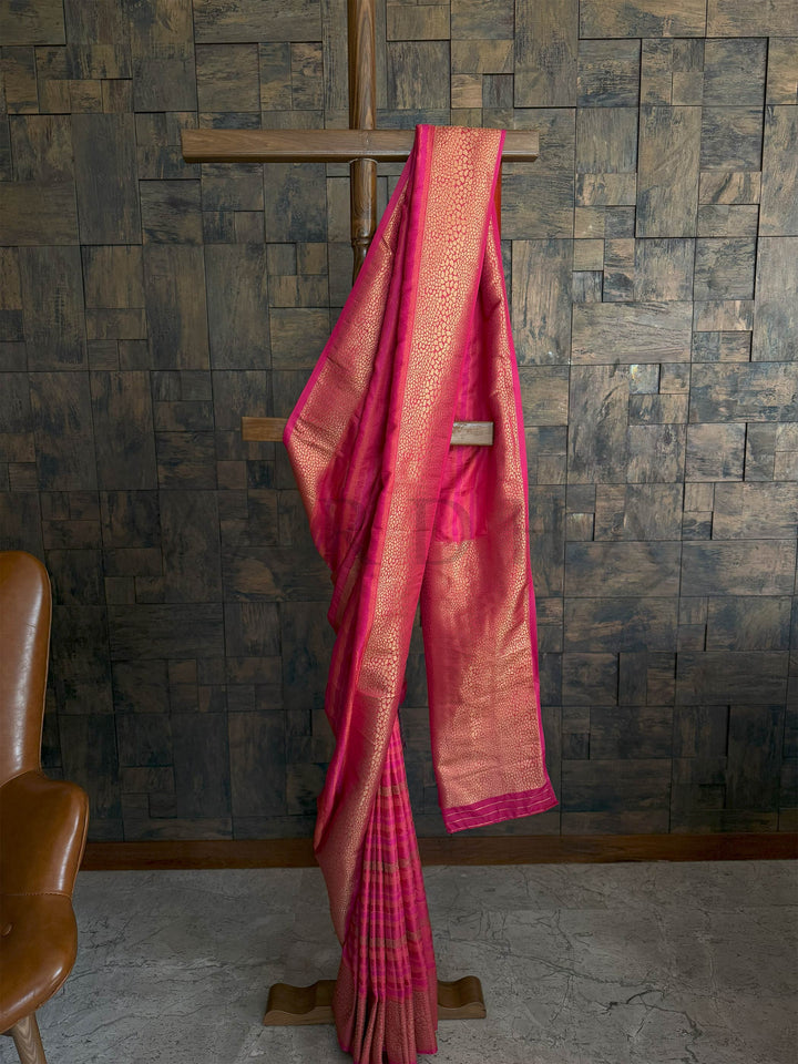 Exquisite Rani Pink Tanchoi Silk Saree with Intricate Thread Weaving