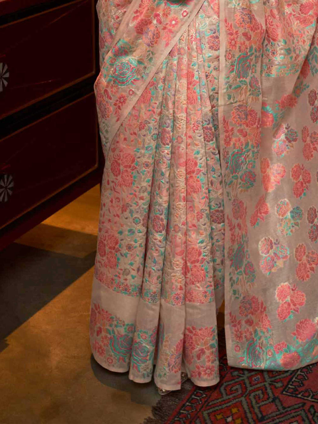 Luxury Handloom Tan Cream Saree in Premium Modal Fabric, crafted with a Borderless Weave and Exquisite Handwoven Accents, providing a Seamless Drape—an elegant choice for those seeking Minimalist Sophistication in Traditional Saree fashion.