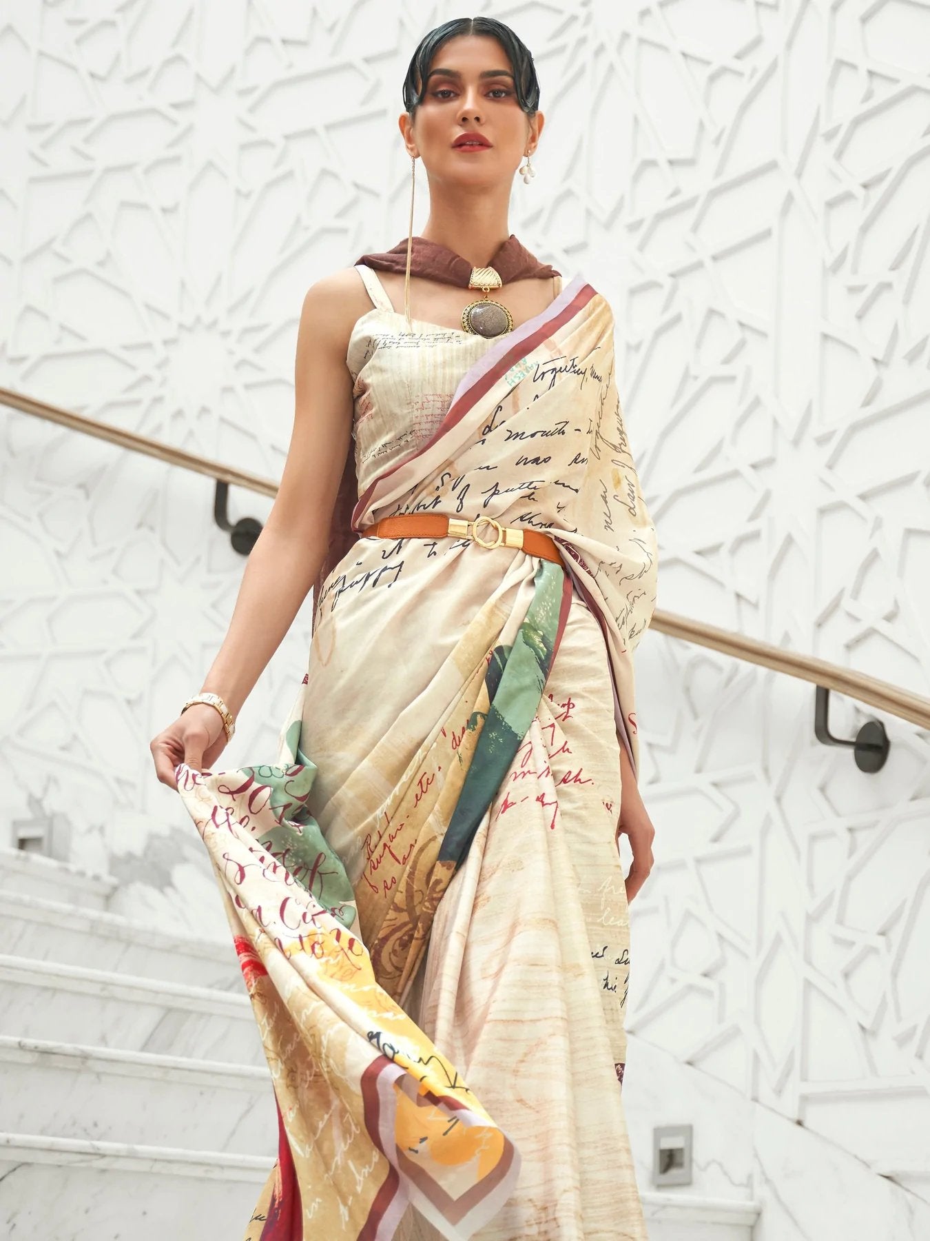 //www.houseofvardha.in/cdn/shop/collections/Kalamkari-232007-A_360x_1eb4cf5b-c6d7-40af-bad7-ed56d6c38dfb.jpg?v=1664448960