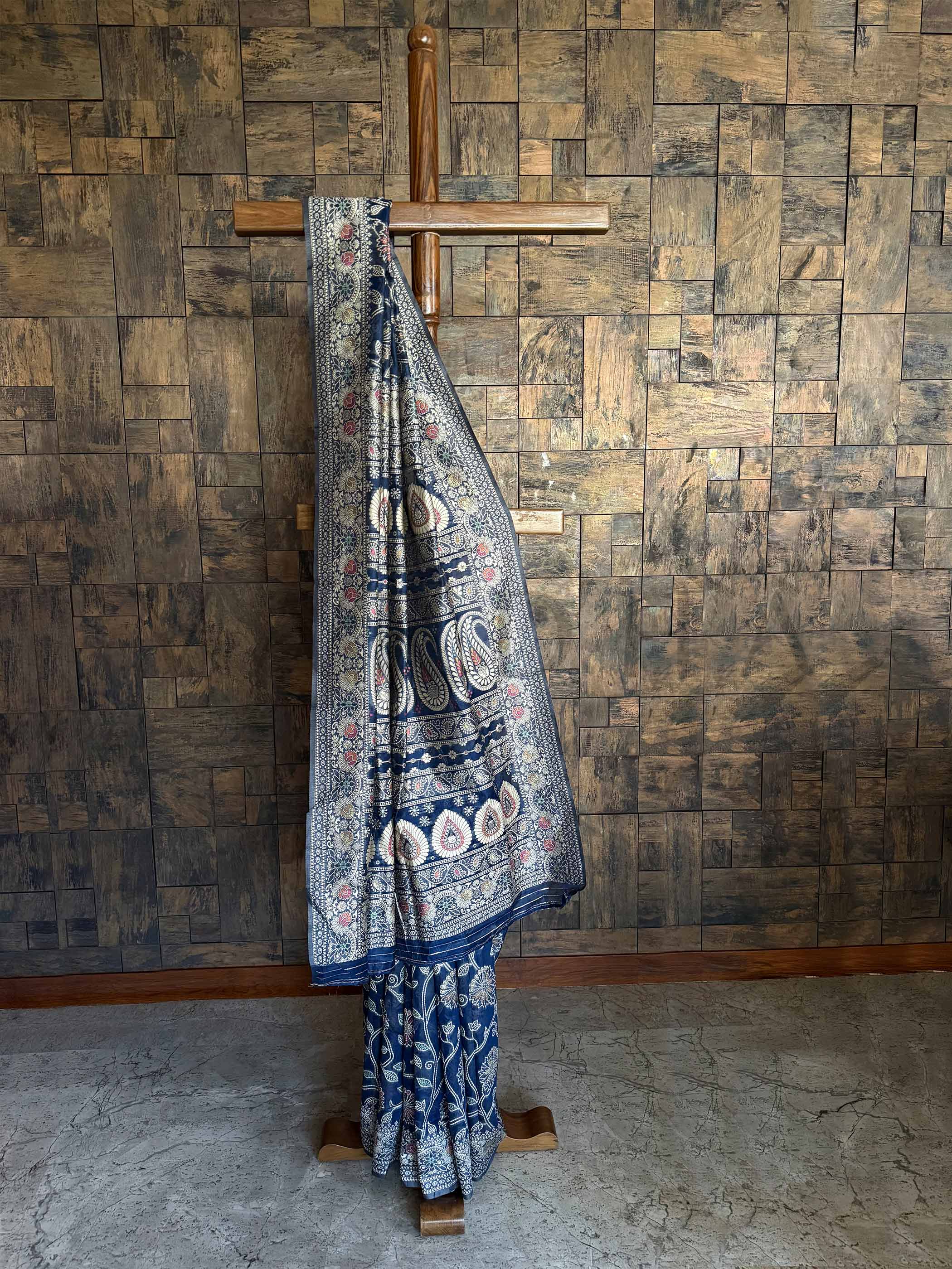 Shop the exquisite Navy Blue Lucknowi Chikankari Weaving Silk Saree at House of Vardha. Featuring premium silk and delicate Chikankari weaving, this saree is perfect for weddings and festive occasions.