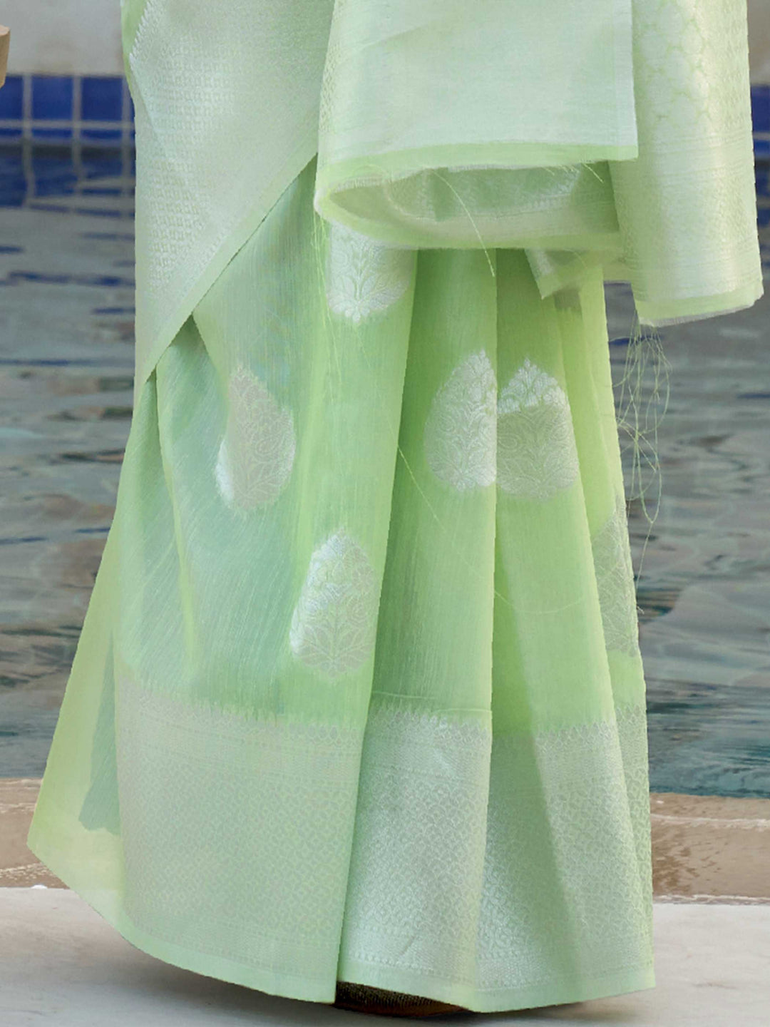 linen saree floral design saree summer wedding saree haldi outfit ideas breathable saree lightweight festive saree zari woven saree soft linen drape pastel saree for haldi elegant linen pallu ethnic linen saree traditional woven saree pooja outfit saree pastel color saree day function saree haldi look saree brunch saree festive linen saree stylish linen saree 2025 wedding trends