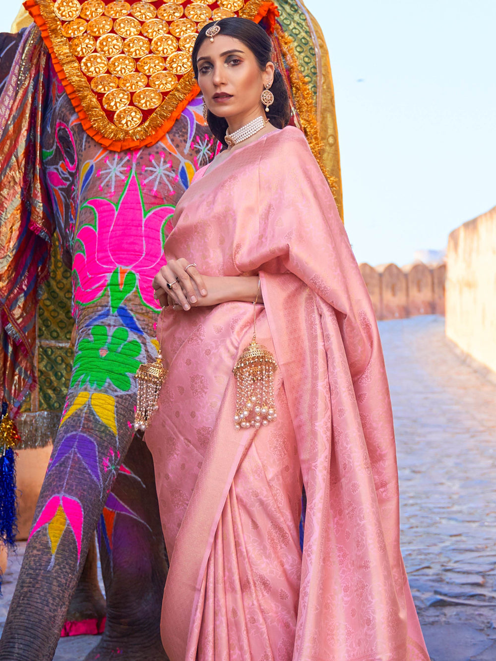 Elegant woven zari border on rose kanjivaram silk, perfect for sangeet and family gatherings. Timeless rose pink silk drape with fine gold detailing throughout pallu and body.