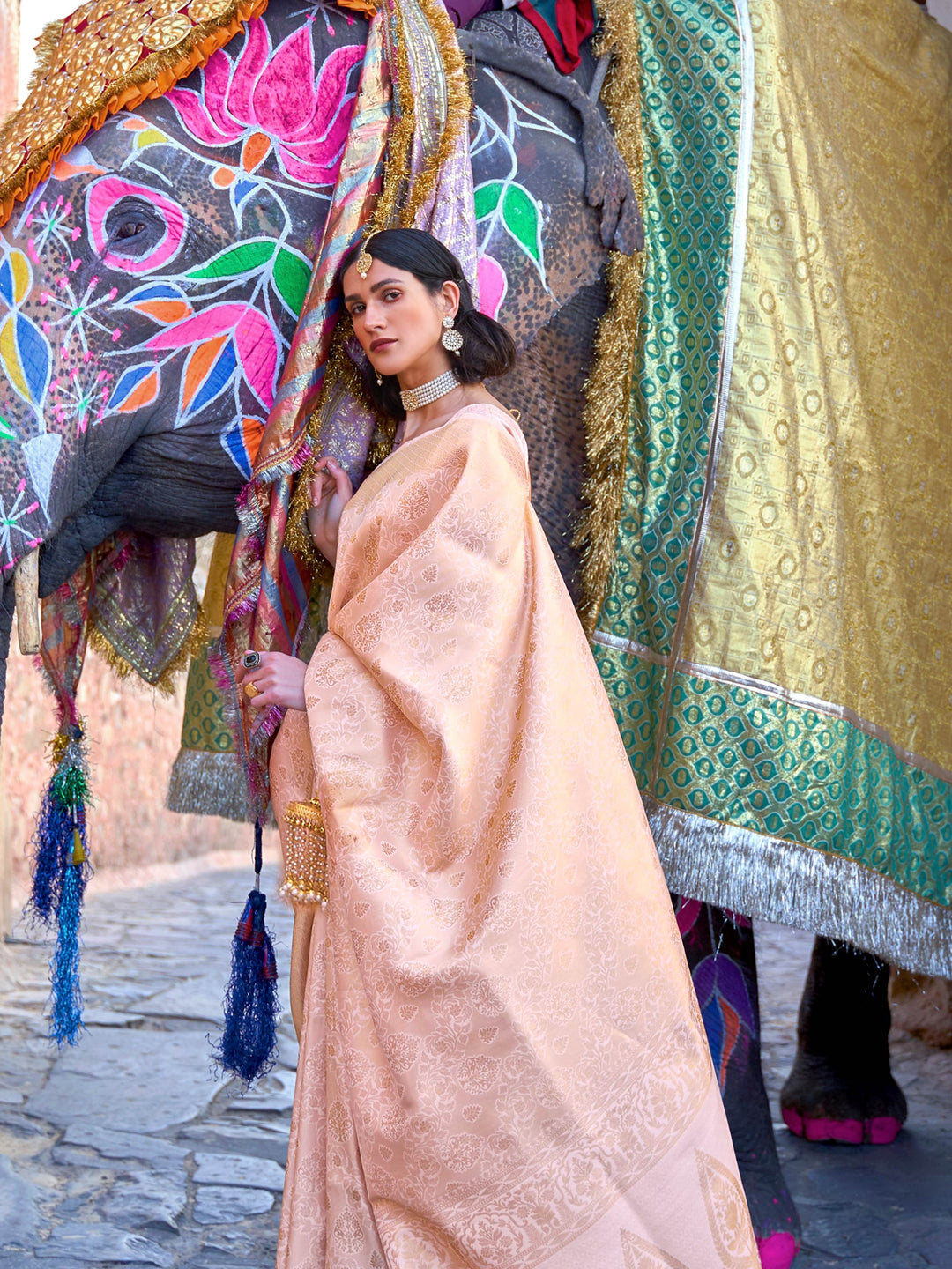 Graceful Lavender–Gold ethnic saree with soft kanjivaram texture for traditional events. Zari detailed silk saree in Lavender–Gold, styled for day weddings and sangeet functions.