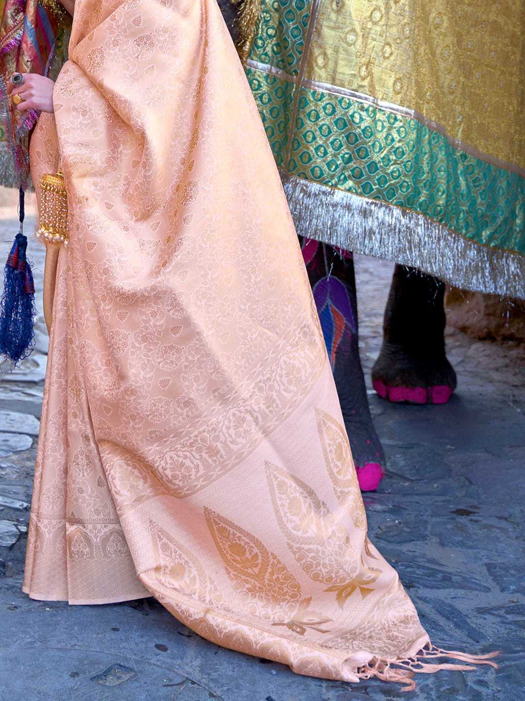 Traditional silk weave with gold accents across Lavender–Gold body and pallu. Elegant Lavender–Gold saree in kanjivaram silk for poojas and family celebrations.