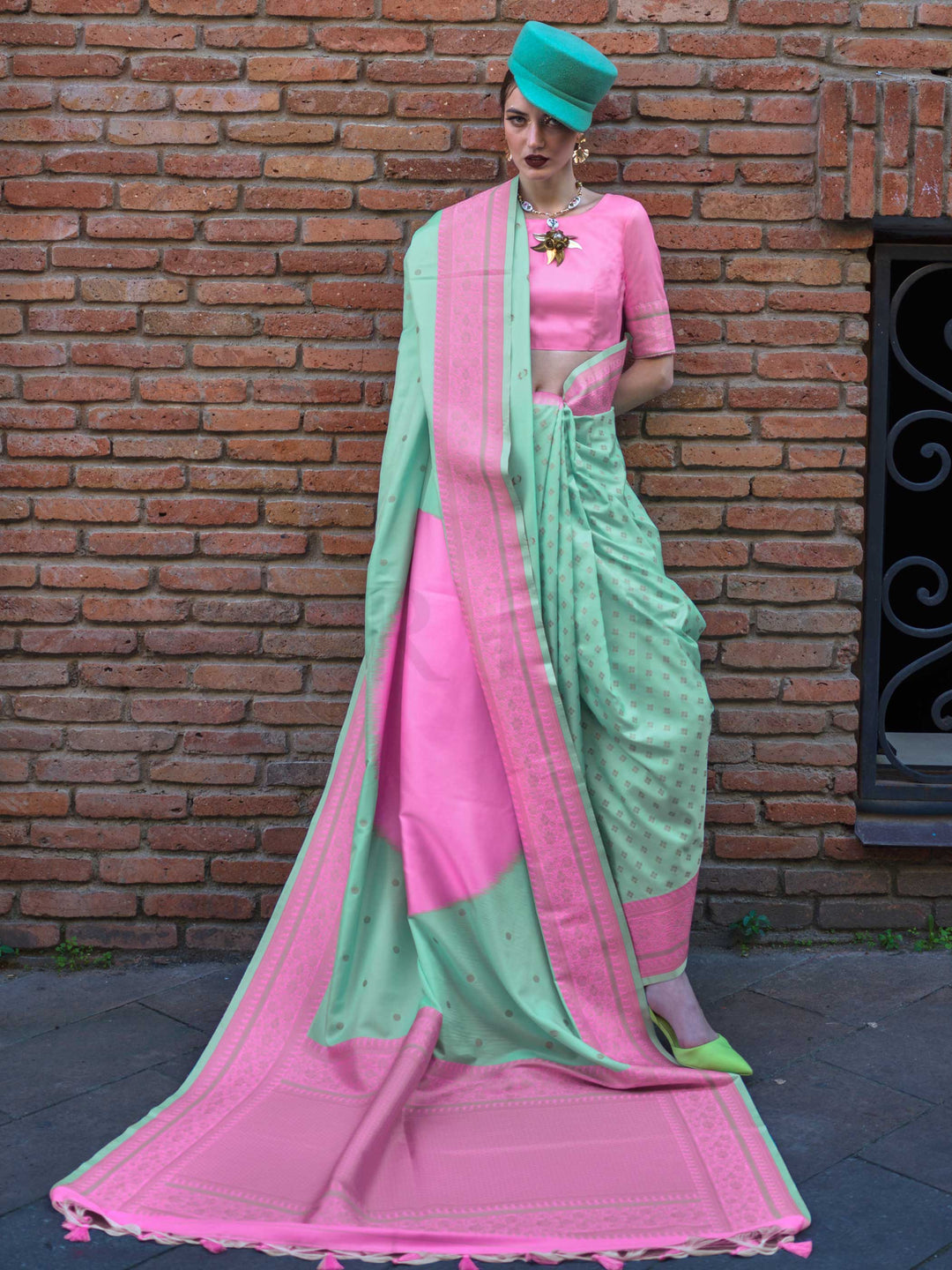 Koche Silk Soft Silk Handloom Saree – Designer Contrast Pallu Saree for Weddings & Festive Wear, Discover the elegance of the Koche Silk Soft Silk Handloom Saree. Featuring contrast pallu & blouse, this lightweight silk saree is perfect for weddings, festive occasions & grand celebrations.
