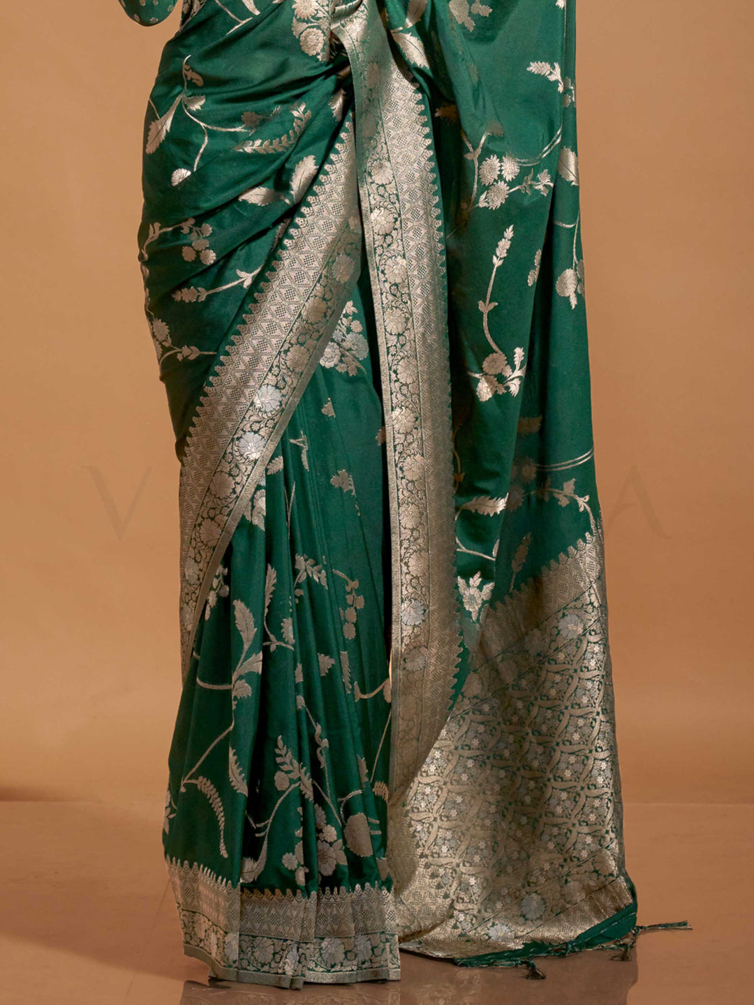 The pallu shows a denser zari layout while the border is kept classic for elegant contrast