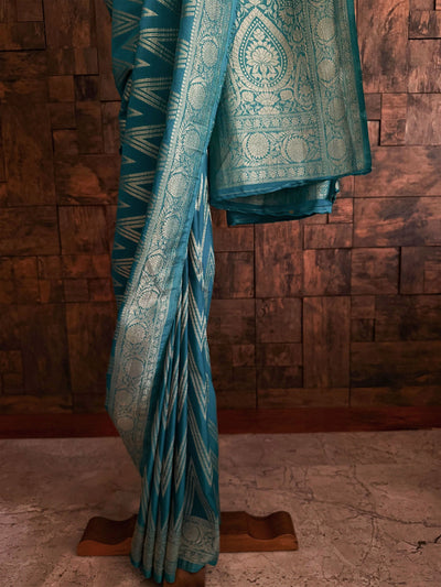 Traditional pallu saree in teal blue with unstitched blouse piece