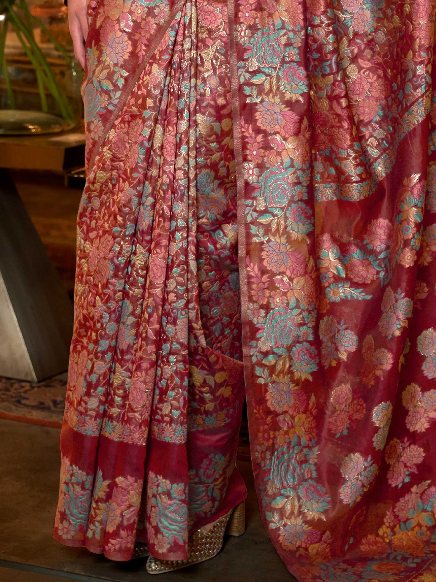 Luxurious Barn Red Floral Kashmiri Modal Handloom Saree with a Borderless Weave and Artistic Handcrafted Details, ensuring a Comfortable and Stylish Drape—suitable for Traditional Functions and Modern Festivities.