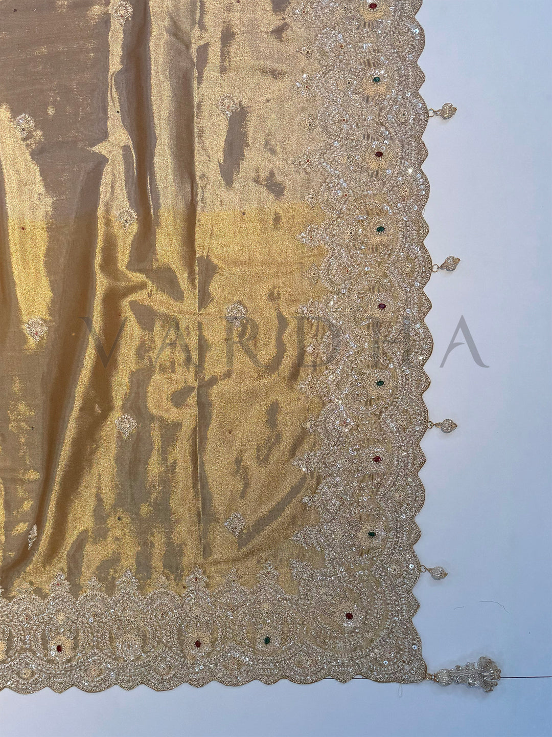 Pallu view showing delicate scalloped edges and artistic zari weaving on Tissue Kanjivaram Saree.
