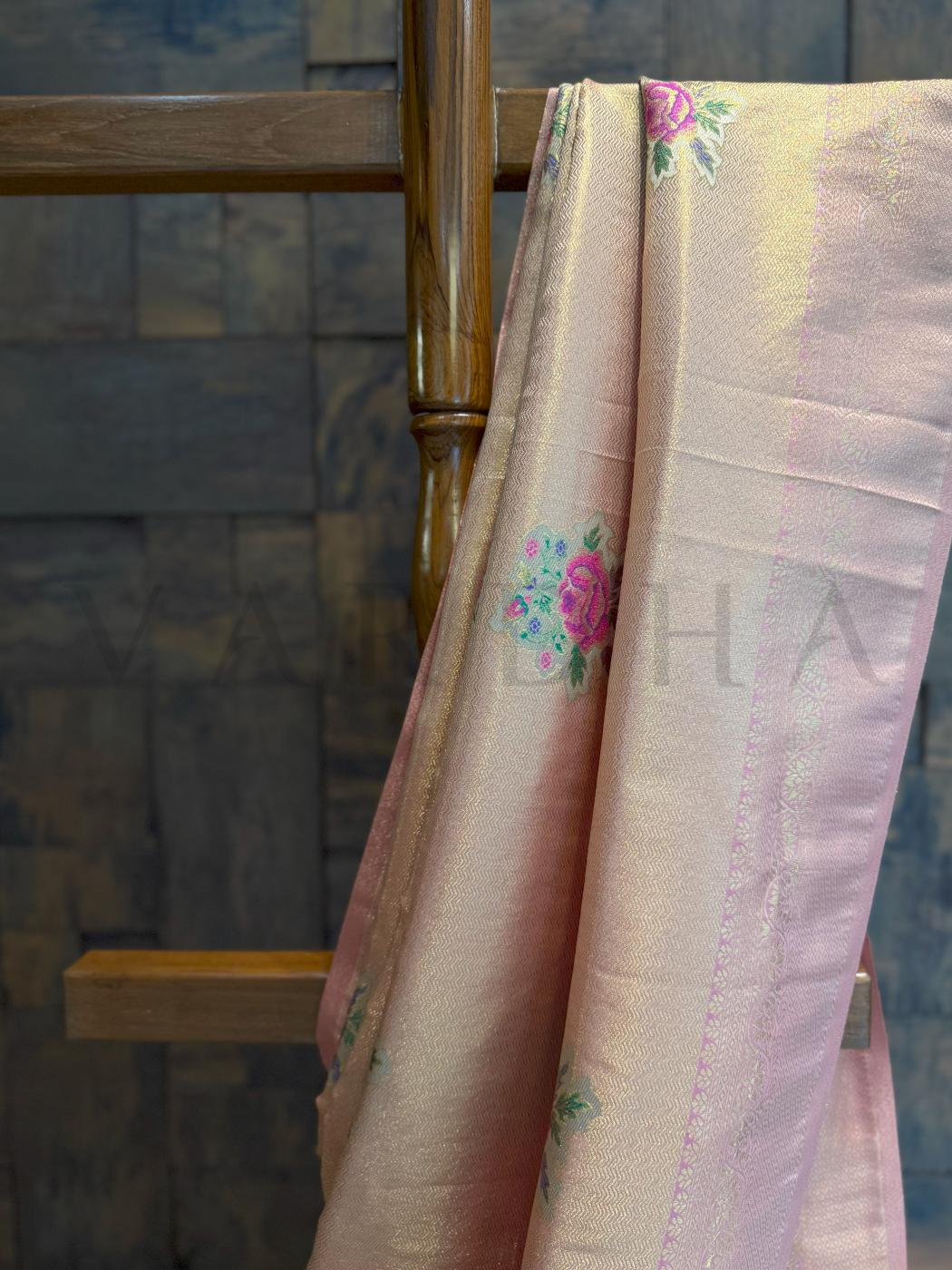 Kalamkari Saree - Pastel Peach Saree - Art Silk Saree - Floral Print Saree - Cultural Saree - Lightweight Festive Saree - Digital Print Pallu - Peach Gold Saree - Kalamkari Art Silk - Elegant Traditional Saree - Zari Border Saree - Peach Temple Saree - Soft Silk Look Saree - Wedding Guest Saree - Pastel Ethnic Wear - Modern Kalamkari Saree - Heritage Floral Saree - Day Event Saree - Cream Blouse Saree - South Indian Saree Style
