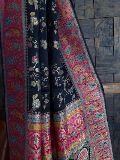 Side View Showing Contrast Embroidered Jaal and Wide Woven Border