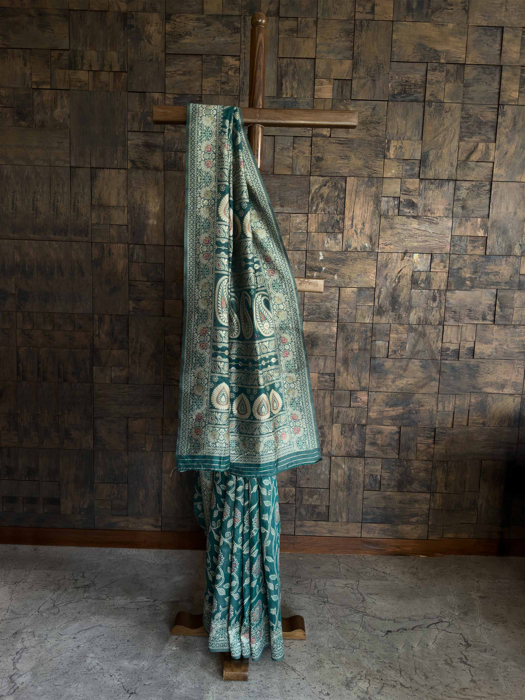 Teal Green Lucknowi Chikankari Silk Saree featuring Intricate Weaving and an Entrancing Blouse, ideal for Festive Occasions and Cultural Celebrations. 
